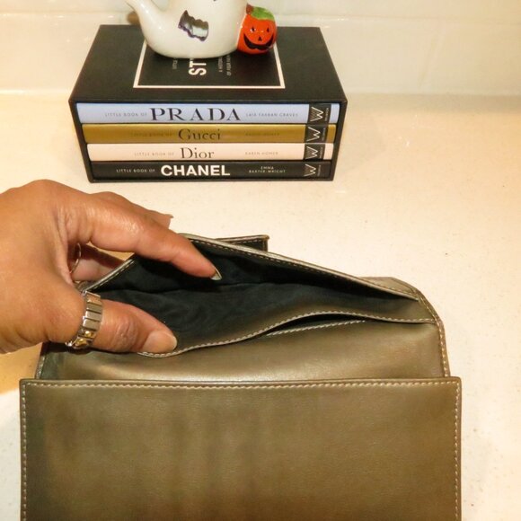 Gucci Wallet Pre-loved, but in Great Condition. - Picture 11 of 14